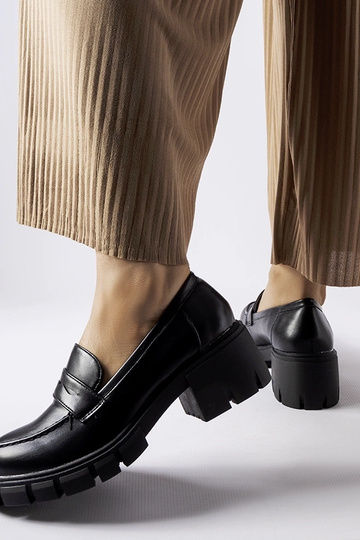 Mocassins classiques noirs sur le bloc Dina 2