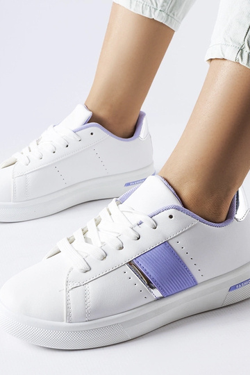 Chaussures de sport blanches avec une touche violette de Marei 2