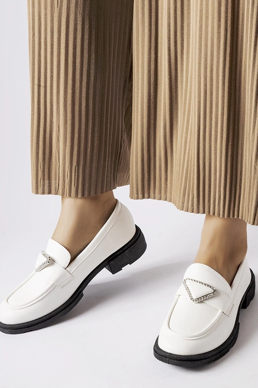 Mocassins blancs décorés de zircons... Mocassins blancs décorés de zircons...