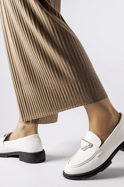 Mocassins blancs décorés de zircons... Mocassins blancs décorés de zircons...