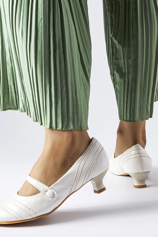 Escarpins blancs à petits talons... Escarpins blancs à petits talons...