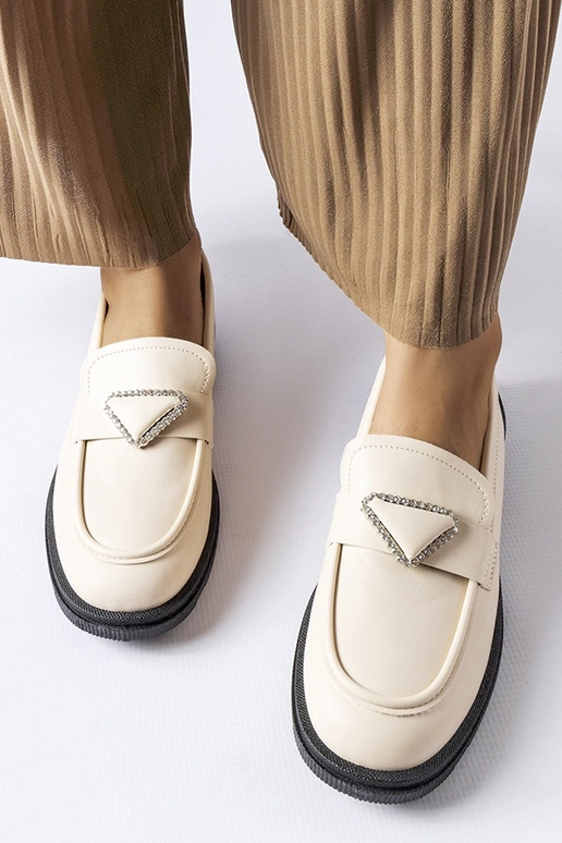 Mocassins beiges ornés de zircons... Mocassins beiges ornés de zircons...