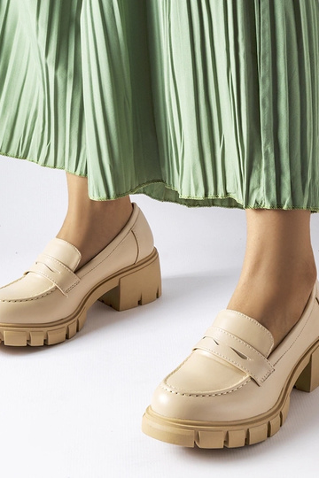 Mocassins classiques couleur sable sur plateforme, « Dina »
