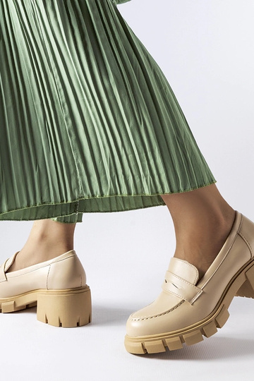 Mocassins classiques couleur sable sur plateforme, « Dina » 2