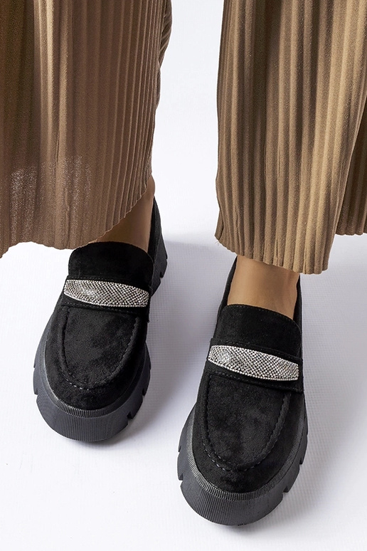 Mocassins noirs à semelle massive... Mocassins noirs à semelle massive...