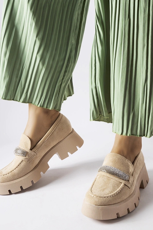 Mocassins beiges à semelle massive... Mocassins beiges à semelle massive...