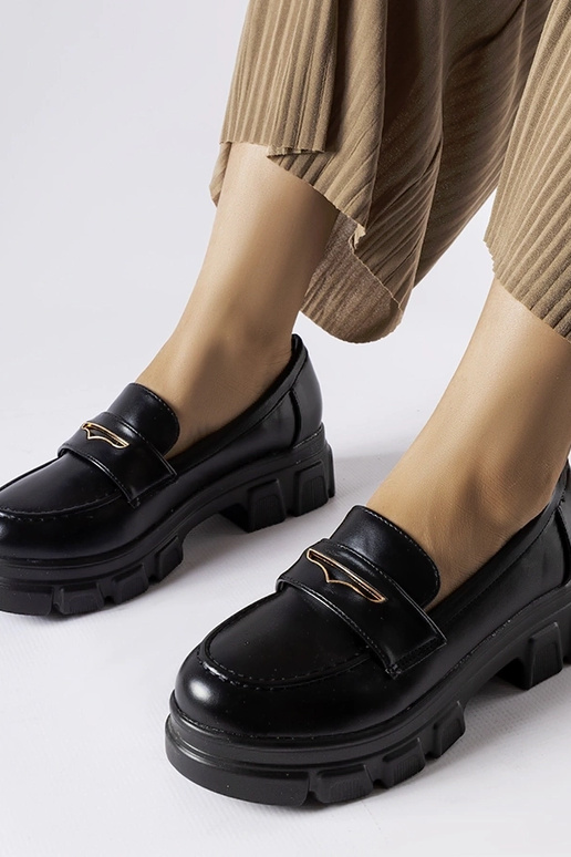 Mocassins noirs avec semelle visible... Mocassins noirs avec semelle visible...