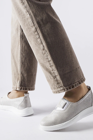 Baskets en cuir perforé argenté Ethels