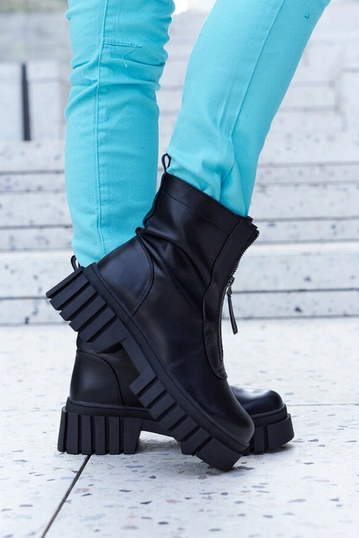 Bottines noires isolées avec...