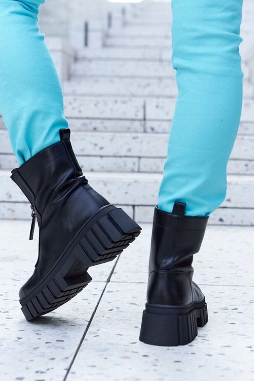 Bottines noires isolées avec...