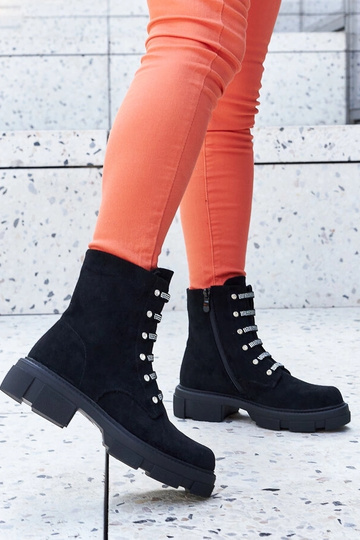 Bottines noires à la cheville avec zircons, isolées en daim artificiel Sfaranda