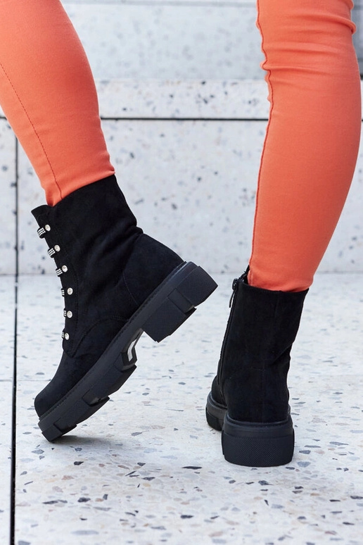 Bottines noires à la cheville avec... Bottines noires à la cheville avec...