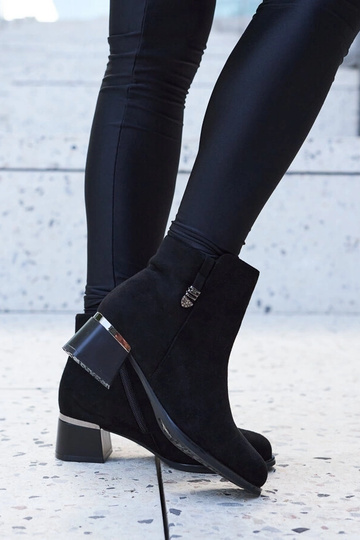 Bottines noires à talon en... 2