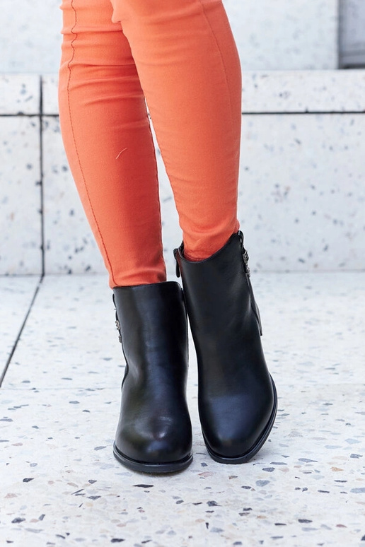 Bottines noires à talon en cuir...