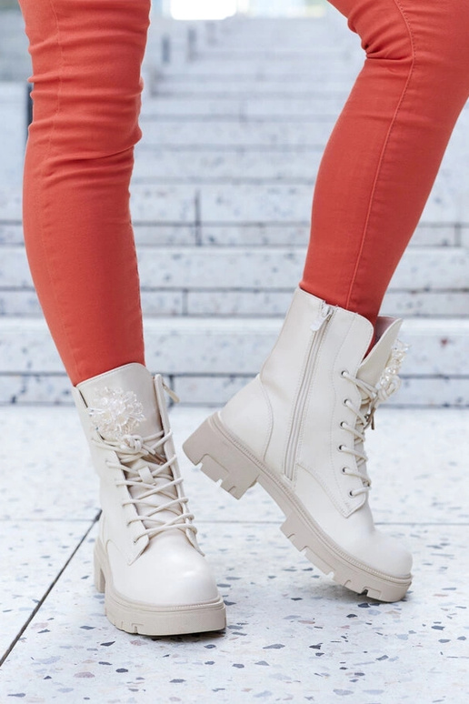 Bottines beiges à perles décoratives...