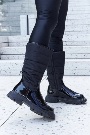 Bottes noires vernies...