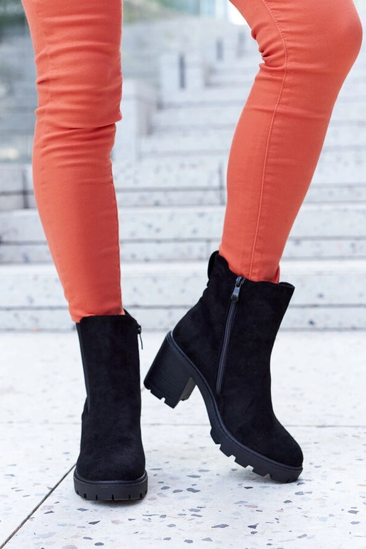 Bottes isolées noires en daim...