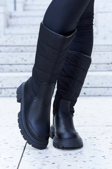 Bottes de neige isolées...