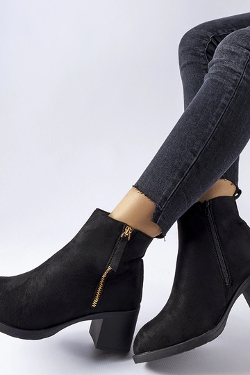 Bottes noires isolées à...