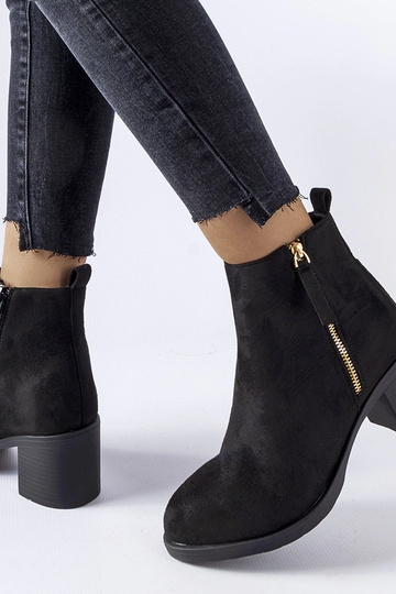 Bottes noires isolées à... 2