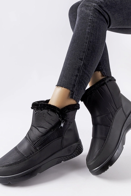 Bottes de neige isolées noires...