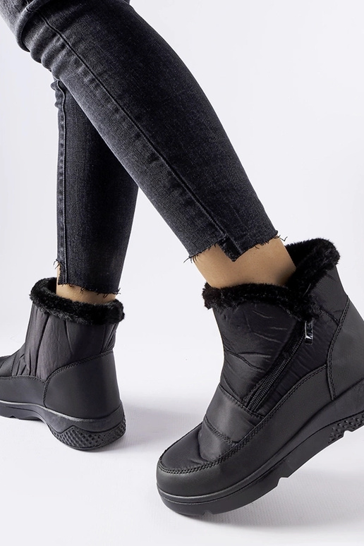 Bottes de neige isolées noires...