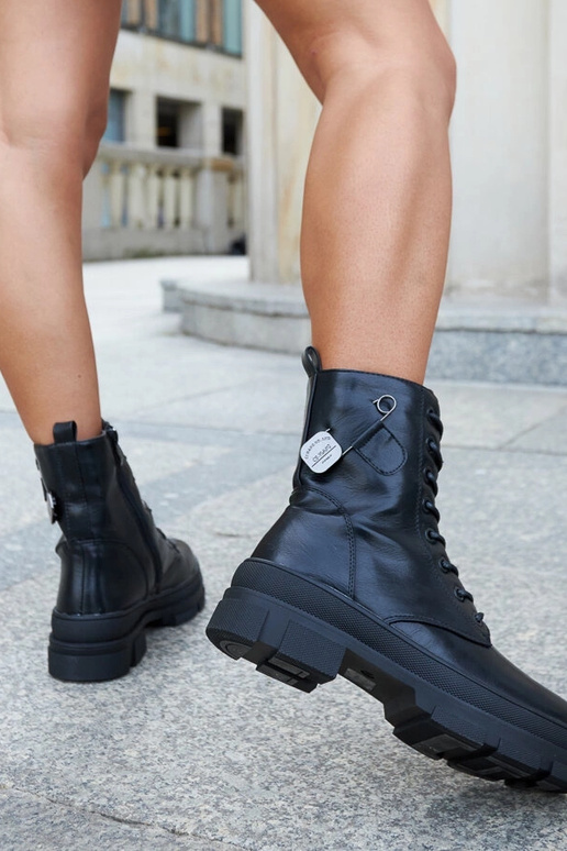 Bottes noires isolées avec une...