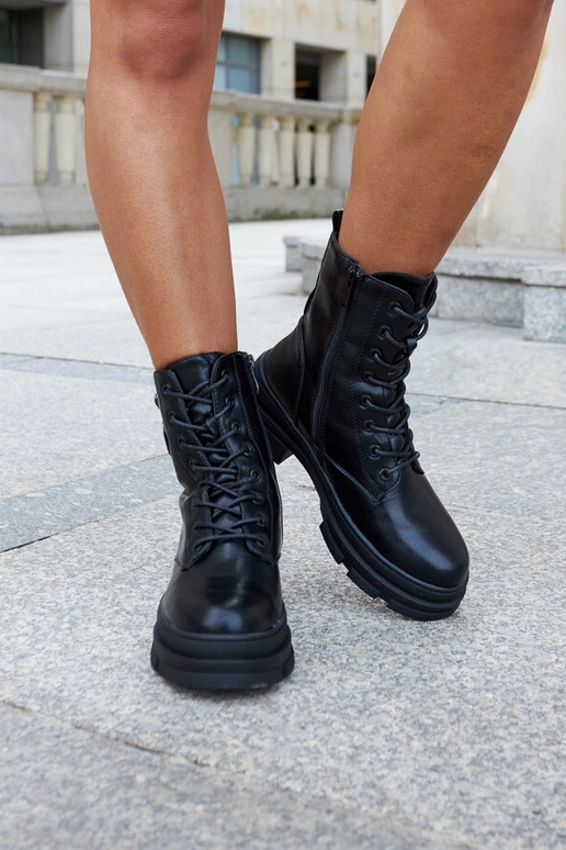 Bottes noires isolées avec une...