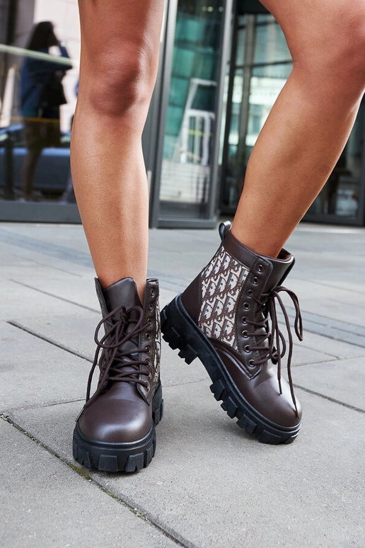 Bottines marron avec lettrage...