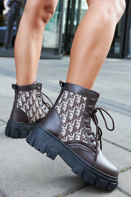 Bottines marron avec lettrage...