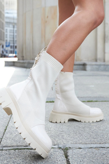 Bottines en cuir verni beige Albertina