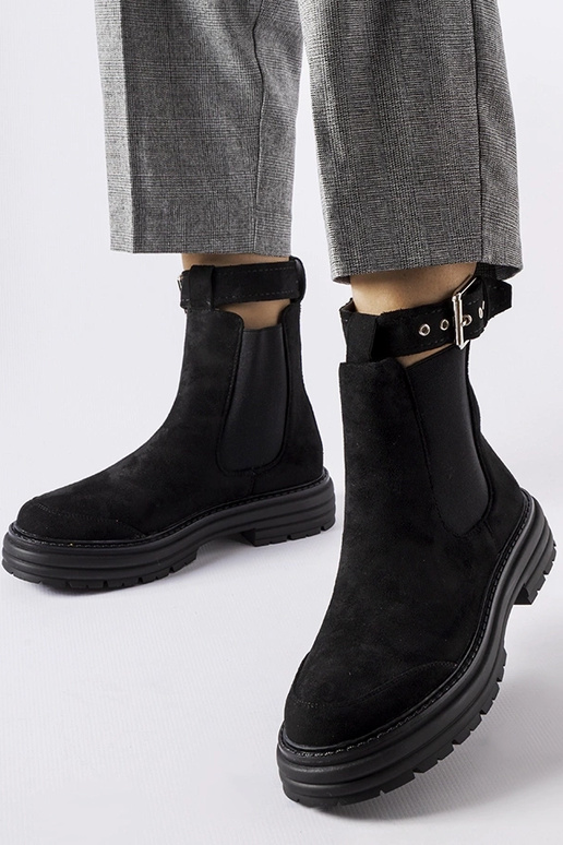 Bottines noires à fermoir décoratif... Bottines noires à fermoir décoratif...