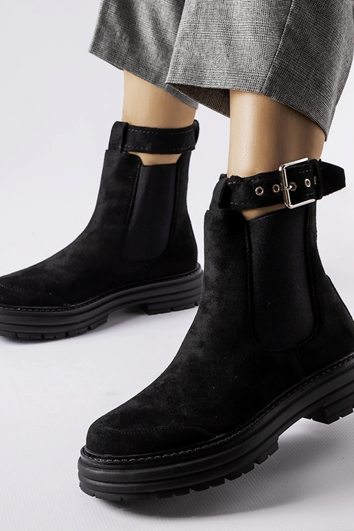 Bottines noires à fermoir décoratif... Bottines noires à fermoir décoratif...