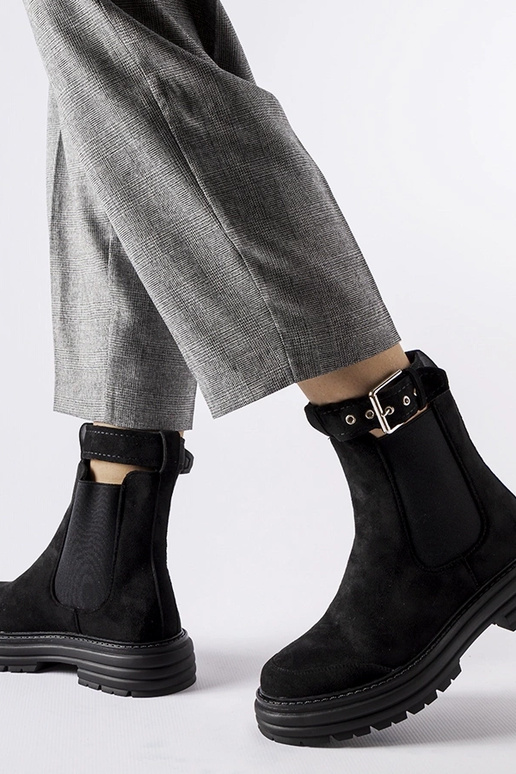 Bottines noires à fermoir décoratif... Bottines noires à fermoir décoratif...