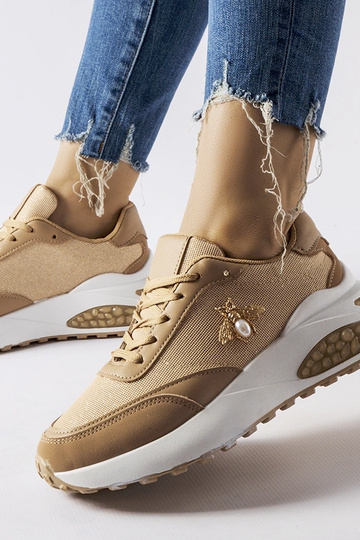 Baskets marron et blanches...