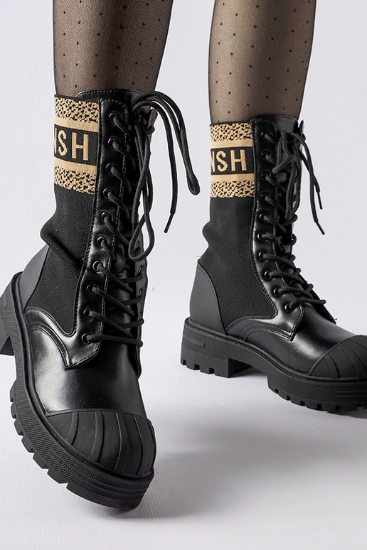 Bottines noires avec lettrage marron... Bottines noires avec lettrage marron...