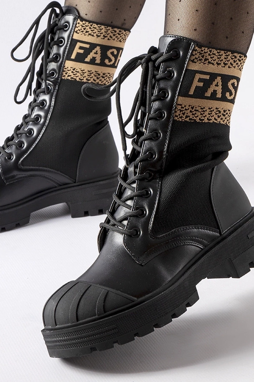 Bottines noires avec lettrage marron... Bottines noires avec lettrage marron...