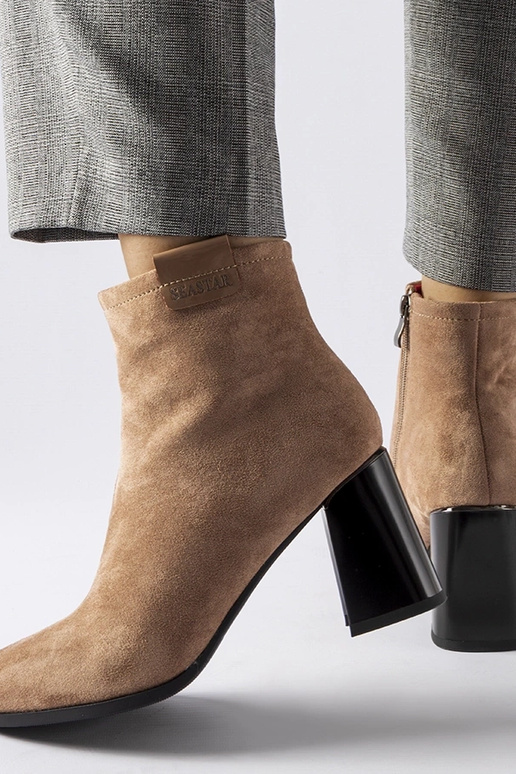 Bottines élégantes couleur sable sur...