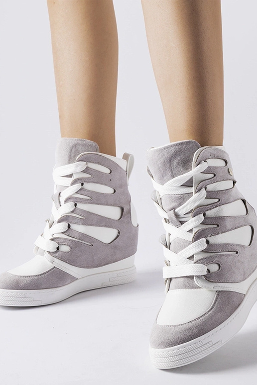 Baskets blanches et grises sur...