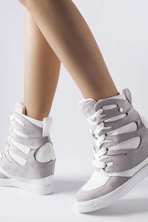 Baskets blanches et grises sur...