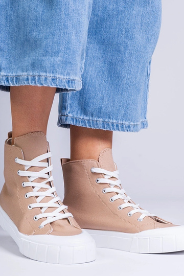 Bottines brunes au-dessus... 2