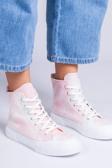 Bottines roses au-dessus de...