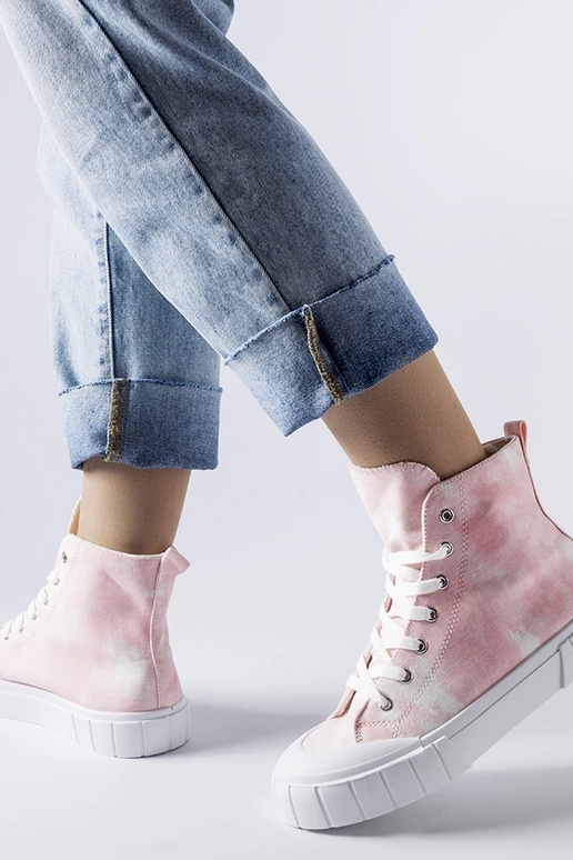 Bottines roses au-dessus de la...