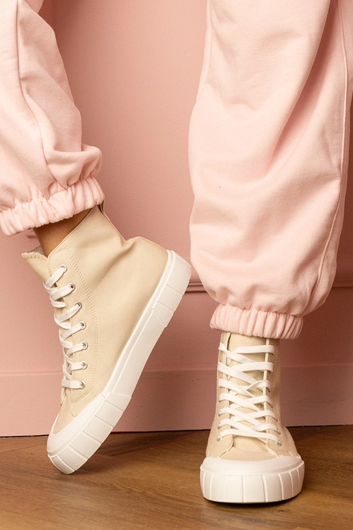 Bottines couleur sable au-dessus de...