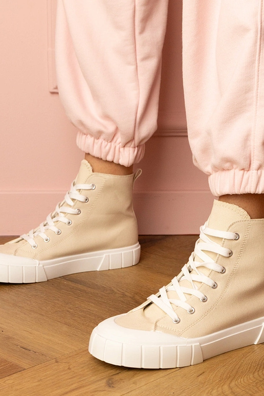 Bottines couleur sable au-dessus de...