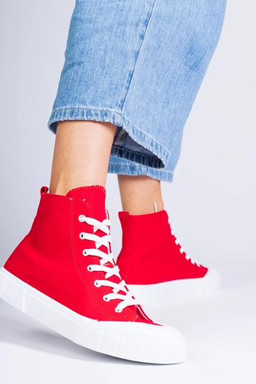 Bottines rouges au-dessus...