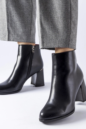 Bottines noires isolées à talon décoratif Clivi