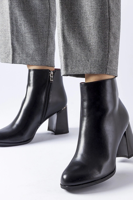 Bottines noires isolées à talon...