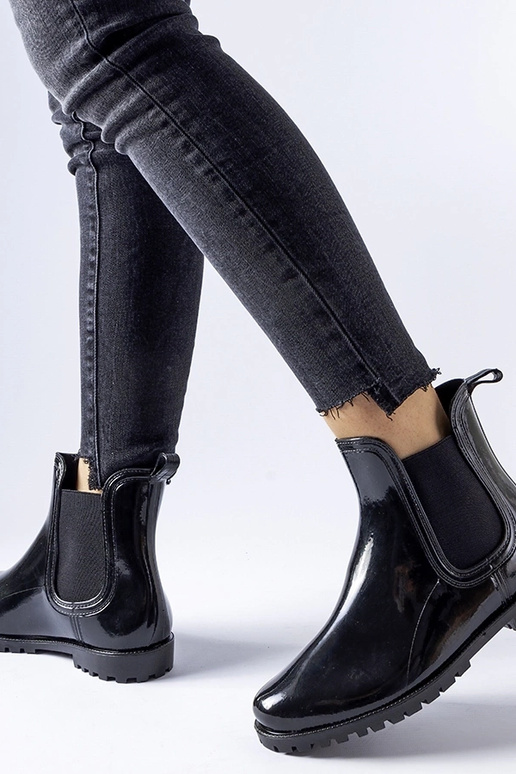 Bottines courtes en cuir verni noir...
