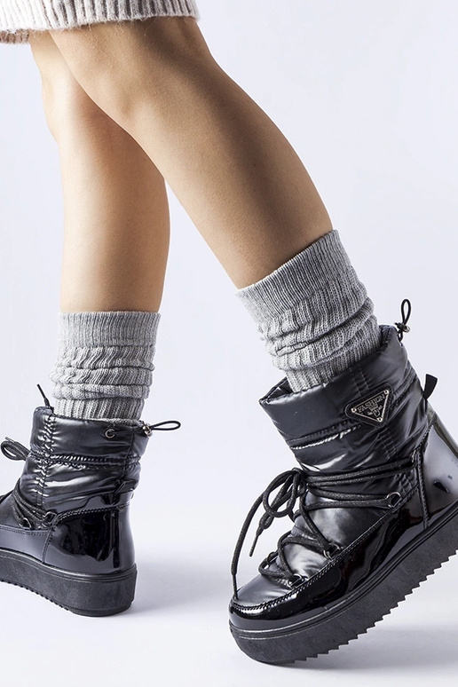 Bottes de neige isolées noires avec... Bottes de neige isolées noires avec...